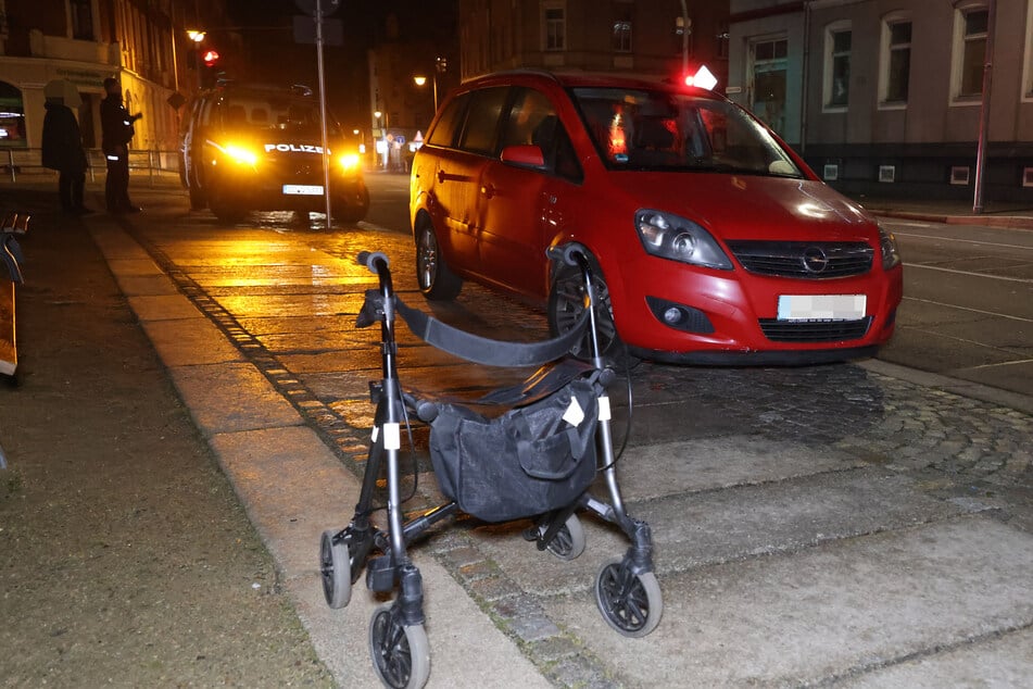 Auf der Kreuzung Zietenstraße/Fürstenstraße wurde ein Fußgänger von einem Opel angefahren - offenbar handelte es sich bei dem Passanten um einen älteren Menschen. Ein Rollator stand am Unfallort.