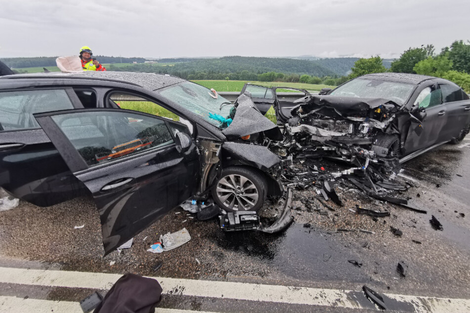 Die Autos prallten frontal zusammen.