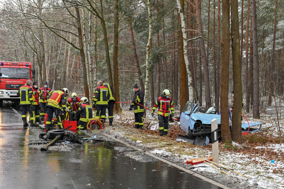 Der VW Lupo krachte gegen einen Baum und wurde schwer beschädigt.
