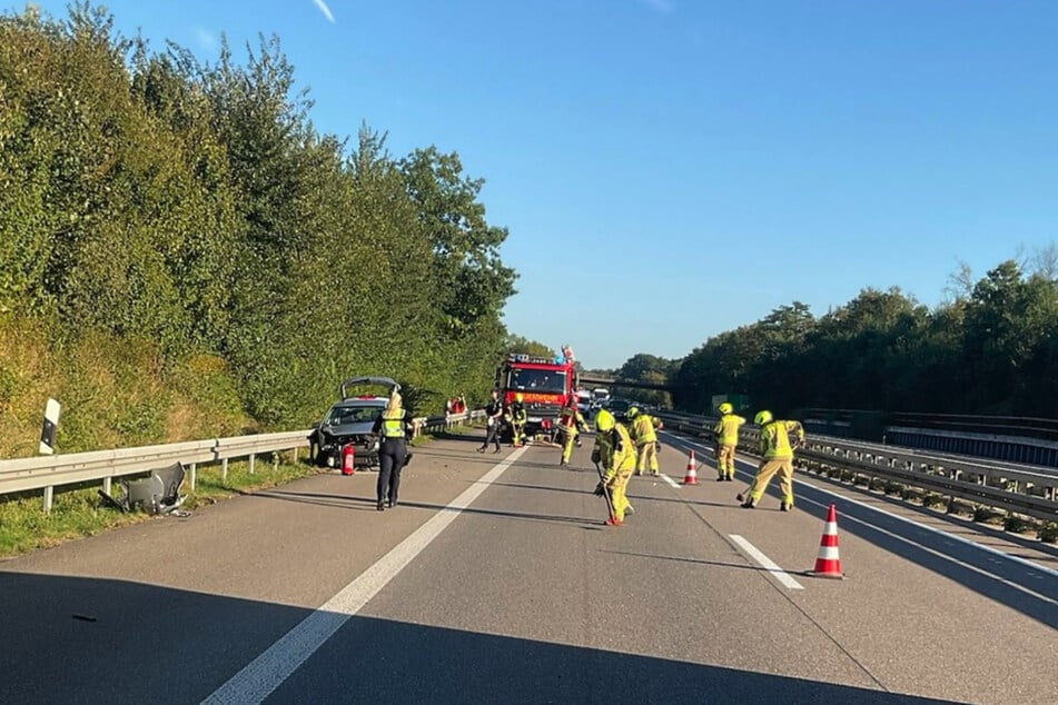 Einsatzkräfte der Feuerwehr mussten die A57 reinigen, ehe der Verkehr wieder fließen konnte.