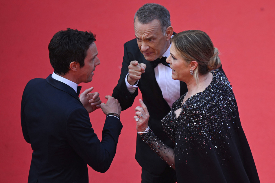 Tom Hanks (66) und Rita Wilson (66) diskutieren mit einem Filmfestival-Mitarbeiter.