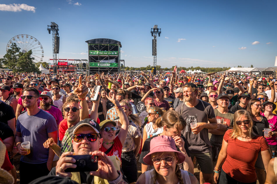 Das Highfield 2024 ist gestartet und auch in diesem Jahr trotzen die rund 30.000 Fans der Hitze.