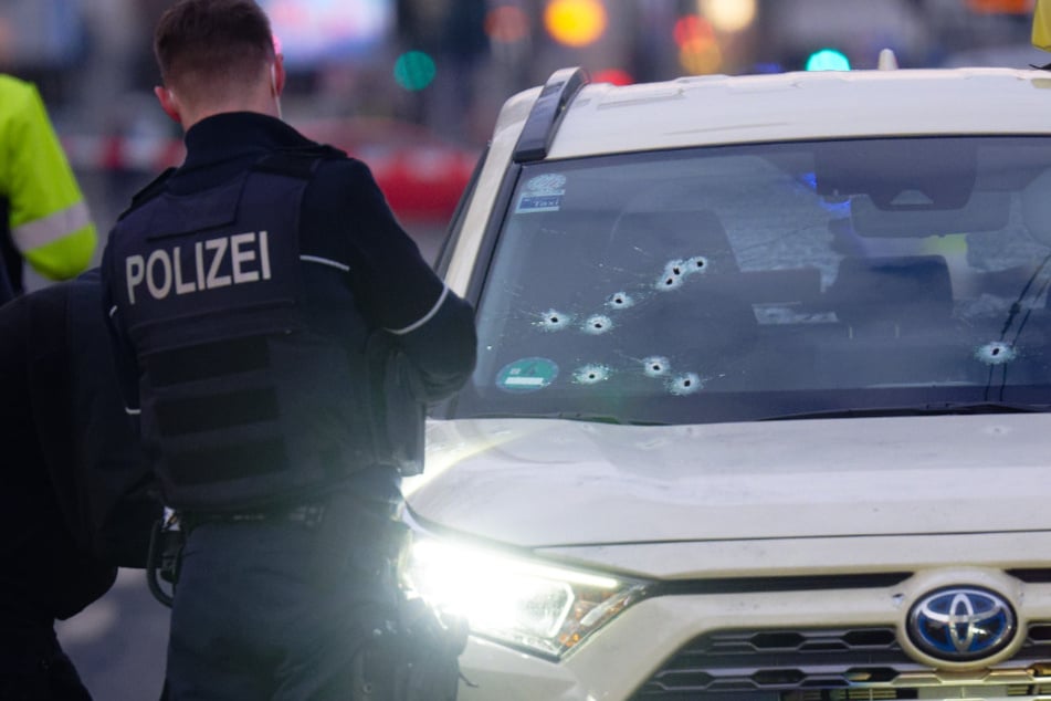 Insgesamt zehn Schüsse wurden am Dienstag auf das Taxi in Düsseldorf abgegeben.