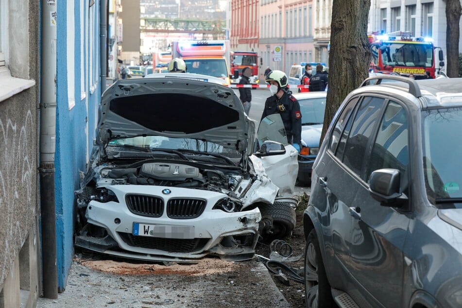 Der weiße BMW M2 musste nach dem Unfall abgeschleppt werden. Die Fahrerin (28) wurde in eine Klinik gebracht.
