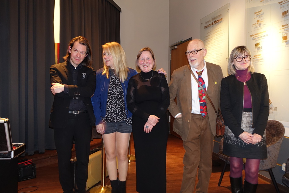 Gitarrist Tim Völker, Sängerin Mayjia Gille, Kuratorin Kerstin Herrlich, Maler Sighard Gille und Angelika Snicinski-Grimm freuten sich über einen gelungenen Abend.