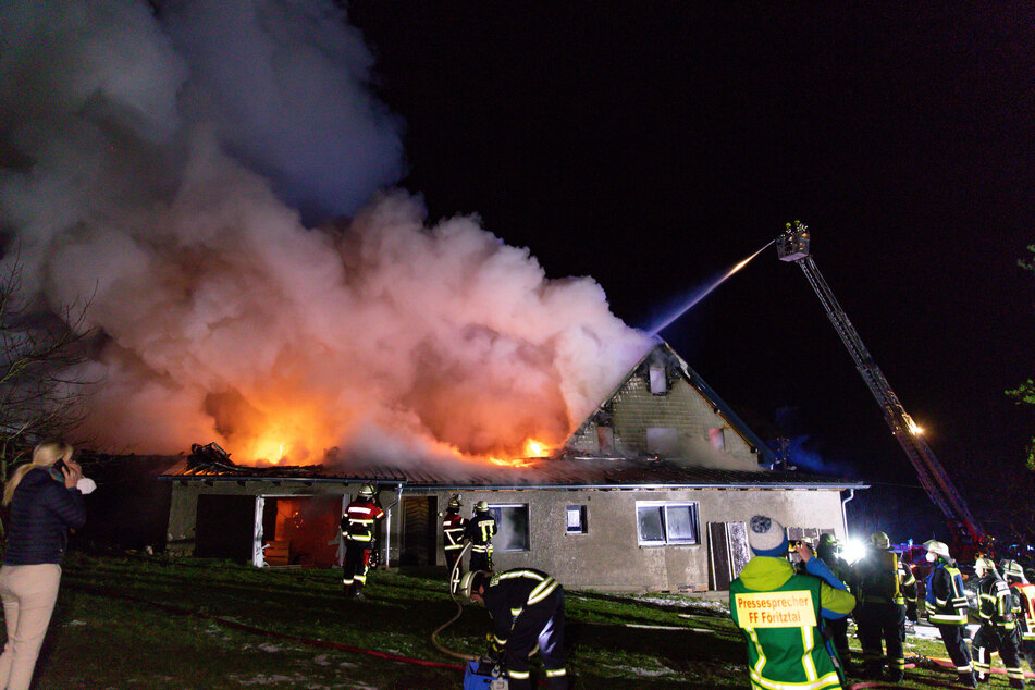 Flammen schlugen aus dem Dach: Ein Wohnhaus in Rotheul brannte in der Nacht zu Sonntag komplett ab.