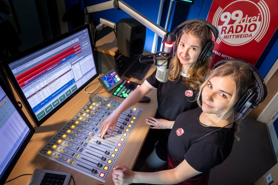 Die Studentinnen Saskia Kroschinsky (21, l.) und Nanett Maar (21) dürfen sich im Studio jederzeit ausprobieren. Das Ausbildungsradio hat alles, was das Moderatorinnenherz begehrt.