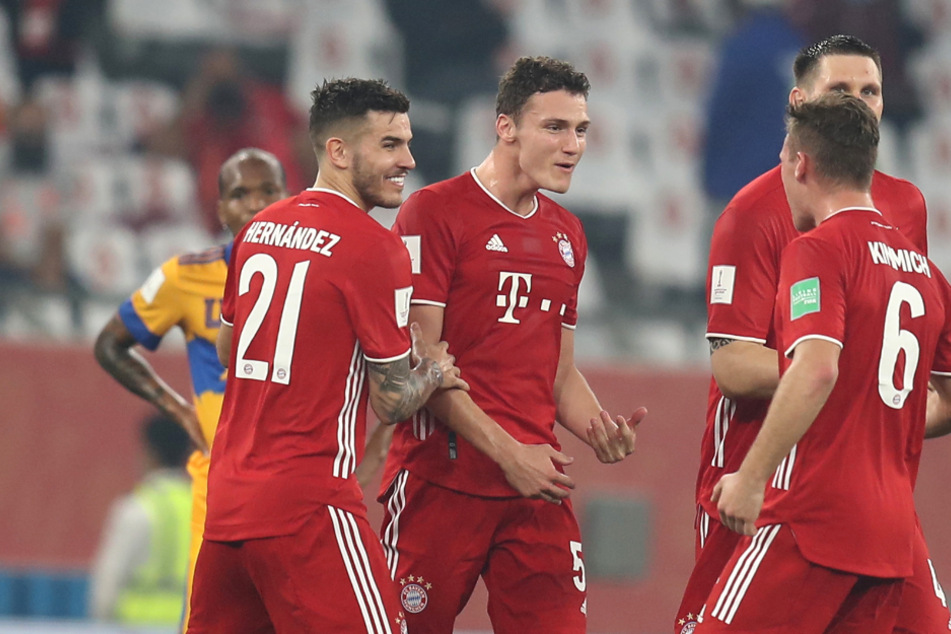 Benjamin Pavard (2.v.l) feiert mit seinen Mannschaftskameraden seinen 1:0-Siegtreffer.