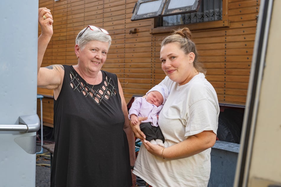 Sylvia (61, l.) und Maria Pönitz (32) freuen sich sehr über Familienzuwachs Maddie: "Das ist unsere kleinste Chefin."