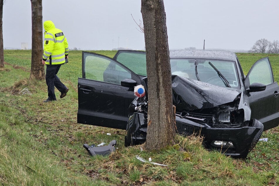 Baum-Crash bei Zwickau: Zwei Schwerverletzte, Straße kurzzeitig gesperrt