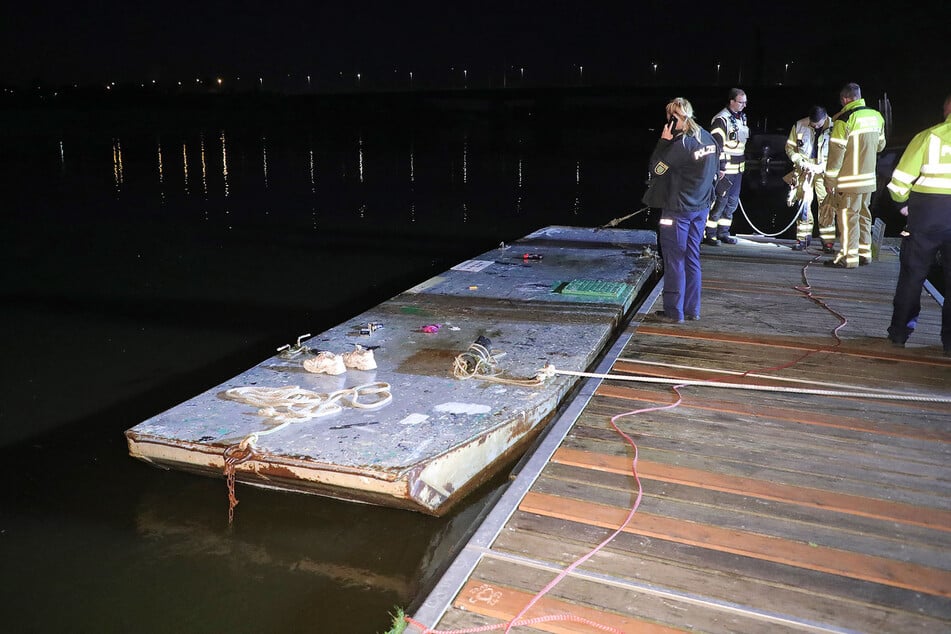 Zwei junge Frauen (18, 20) trieben auf dem Ponton flussabwärts.