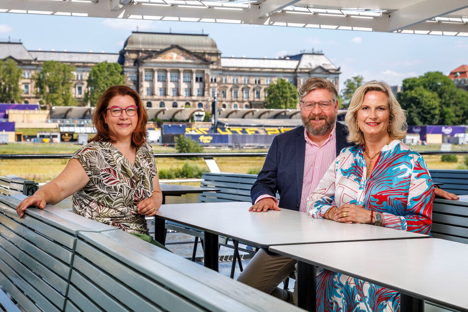 Fiebern dem "Elbzauber" entgegen (v.l.): die zweite Geschäftsführerin der Flotte, Astrid Rockel (45), Regisseur Thomas Reiche (52) und Opernsängerin Camilla Nylund (58).