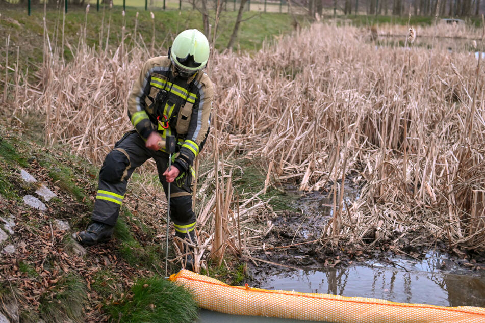 Die Feuerwehr musste in Bautzen wegen Verunreinigung eines Teiches ausrücken.