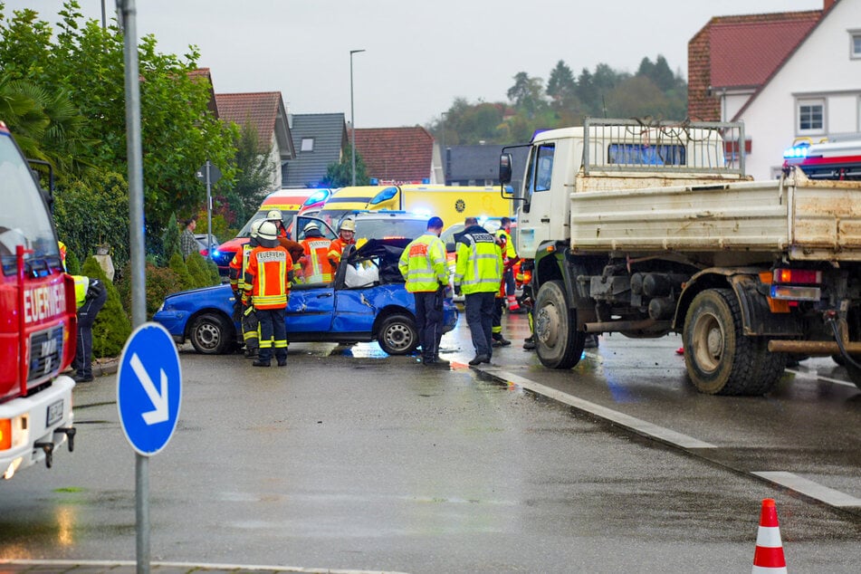 Die Rettungskräfte mussten vor Ort auch einen Vierbeiner betreuen.