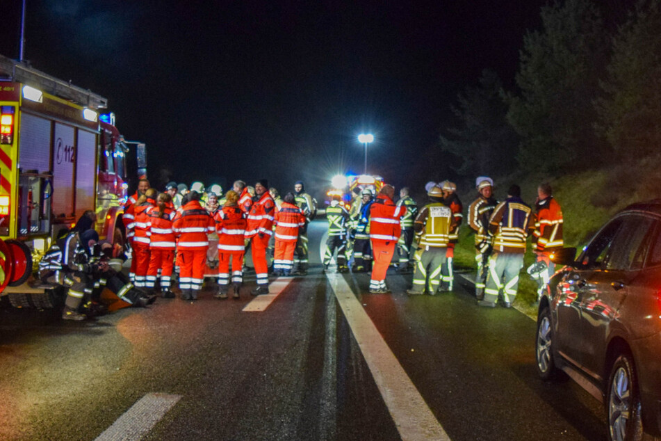 Zahlreiche Rettungskräfte waren bei dem Falschfahrer-Unfall auf der A6 im Einsatz. Die Autobahn blieb mehrere Stunden gesperrt.