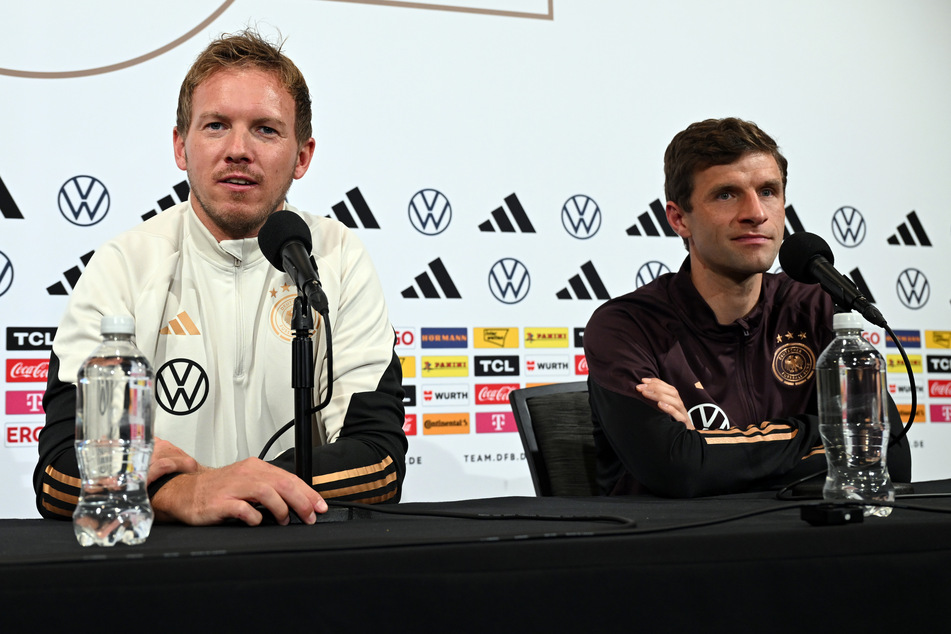 Julian Nagelsmann (36, l.) und Thomas Müller (34) bei der DFB-Pressekonferenz vor dem Testspiel gegen Mexiko.