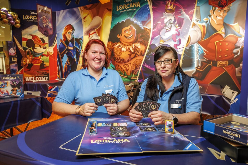 Store-Managerin Julia Schmidt (40, r.) und ihre Stellvertreterin Nicole Starke (42) hat bereits das Lorcana-Fieber gepackt.
