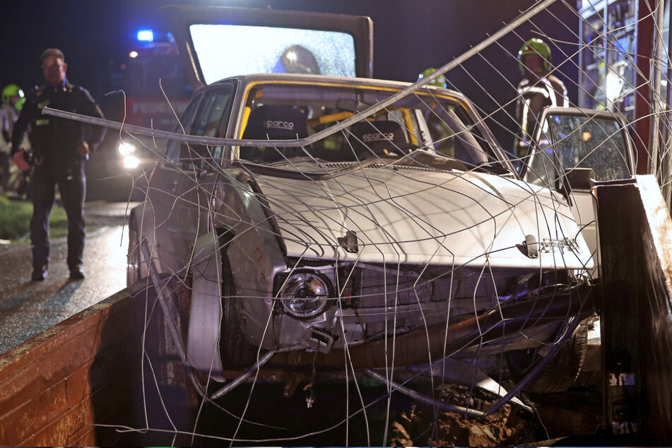 Mit Vollgas in die Baustellenabsperrung: VW Golf bleibt über Baugrube hängen, zwei Verletzte