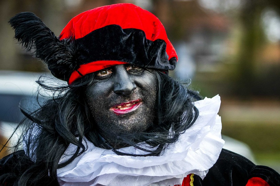 Ein Demonstrant, der als der "Zwarte Piet" verkleidet ist, nimmt an einem Protest der Aktionsgruppe "Kick Out Zwarte Piet" (KOZP) teil.