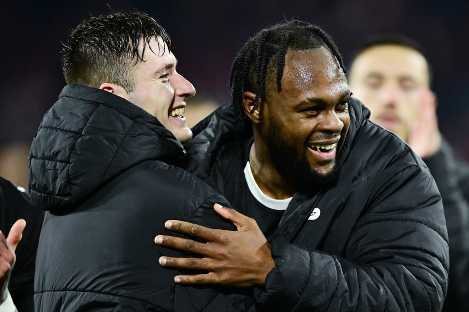 Die beiden haben gut lachen. Arkadiusz Pyrka (23, l.) ist gesetzt, Ricky-Jade Jones (23) nach einer Verletzungspause zurück.