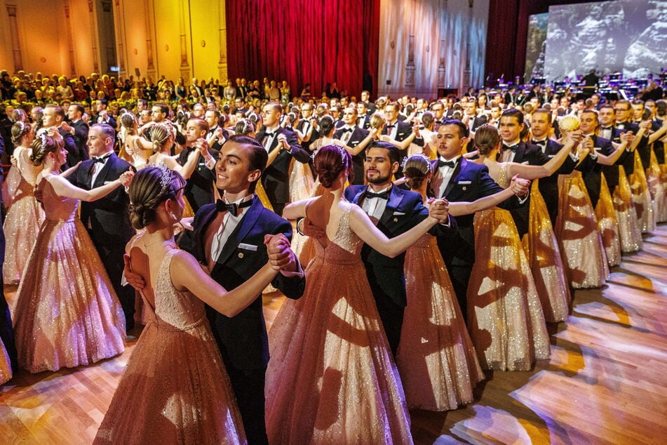 Die echten Blüten schmücken die Debütantinnen beim SemperOpernball. (Archivbild)