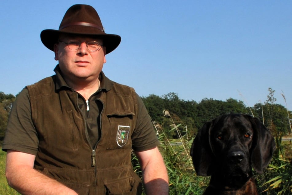 Tino Beute (57) ist Wildtierbeauftragter des Landkreises Leipzig. Er untersuchte den Kadaver und geht von einem Wolfsriss aus.