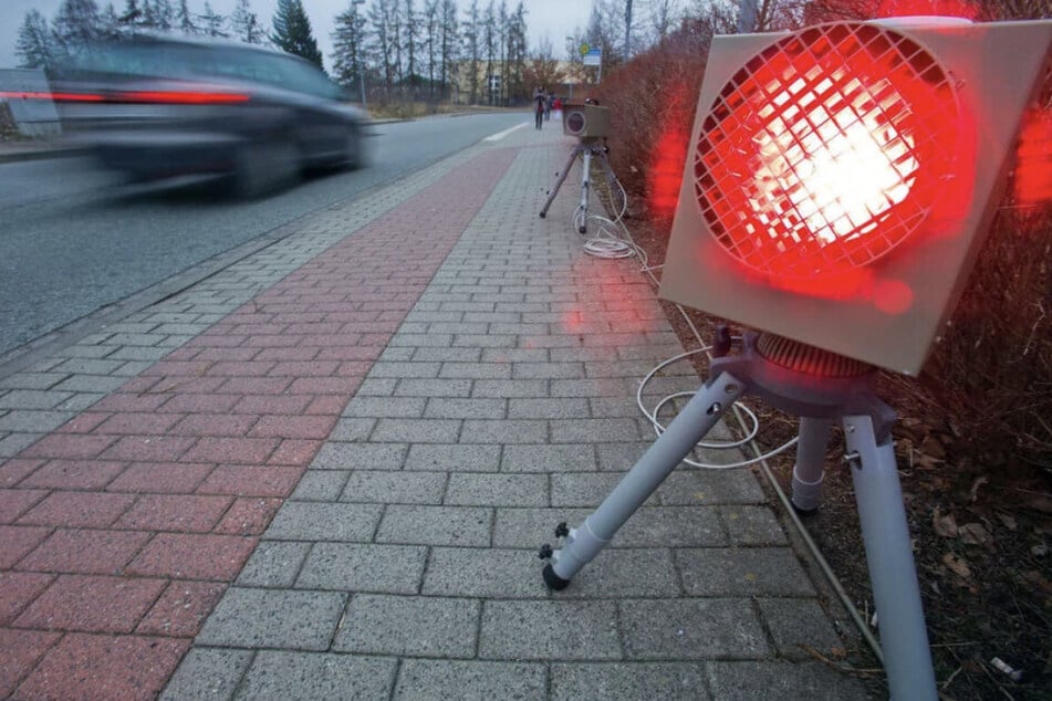 Mercedes-Fahrer rast mit 115 km/h durch 50er-Zone: Jetzt droht ihm saftige Strafe