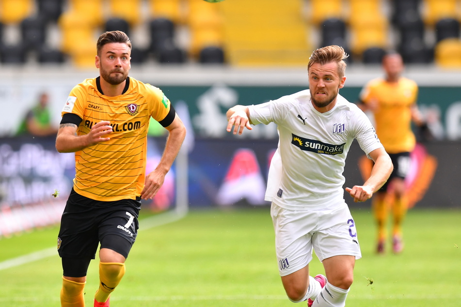 Sein bisher letztes Spiel bestritt Niklas Kreuzer (l., gegen David Blacha) am 28. Juni 2020 gegen den VfL Osnabrück. Es war gleichzeitig Dresdens Abgesang aus der 2. Liga.