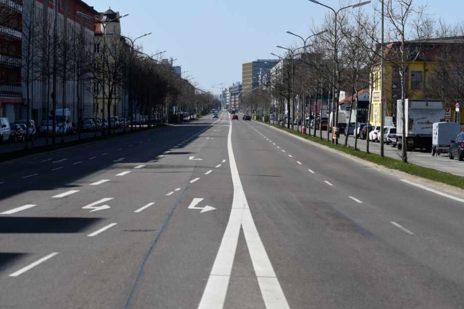 Bayern, München: Ein großer Teil der Bevölkerung hält sich allerdings an die Maßnahmen, wie diese leere Straße beweist.