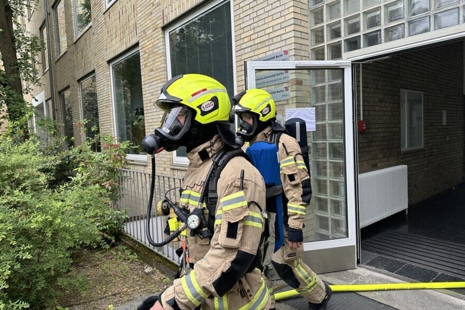 Die Feuerwehrleute kontrollierten verrauchte Bereiche in dem Gebäude der Technischen Universität.