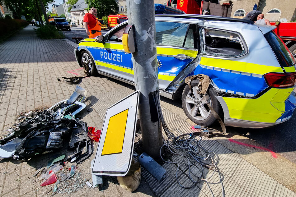 Chemnitz: Vier Verletzte und 75.000 Euro Schaden bei Unfall mit Polizeiauto