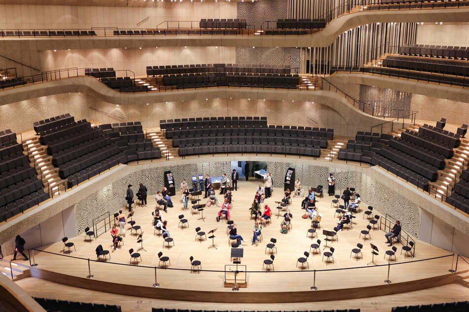 Nach ihrer Impfung ruhen sich die Patienten auf der Musikerbühne der Elbphilharmonie in Hamburg aus.