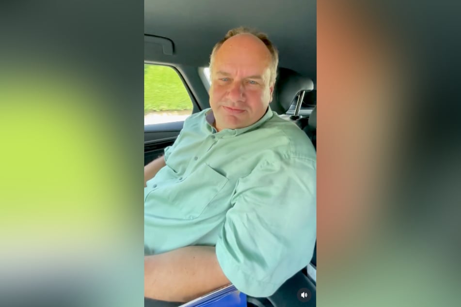 Mit sommerlichen Feriengrüßen, aber ohne Anschnallgurt meldete sich Dresdens OB Dirk Hilbert (53, FDP) von der Rückbank eines fahrenden Autos.