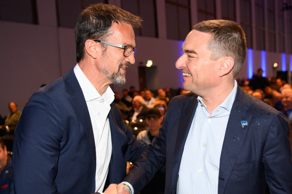 Investor Lars Windhorst (r., 46) und Hertha BSC Geschäftsführer Fredi Bobic (51) unterhalten sich bei einer Mitgliederversammlung im Mai. Windhorst präsentiert nun Käufer für seine Anteile. (Archivbild)