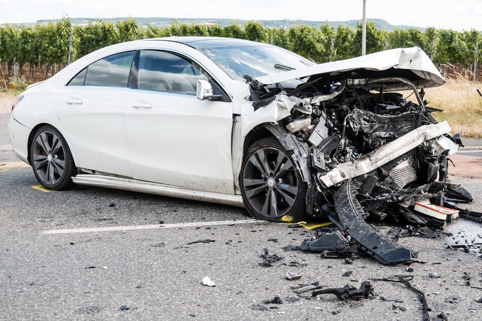 Fahrzeuge krachen frontal ineinander: Zwei Autofahrer schwer verletzt