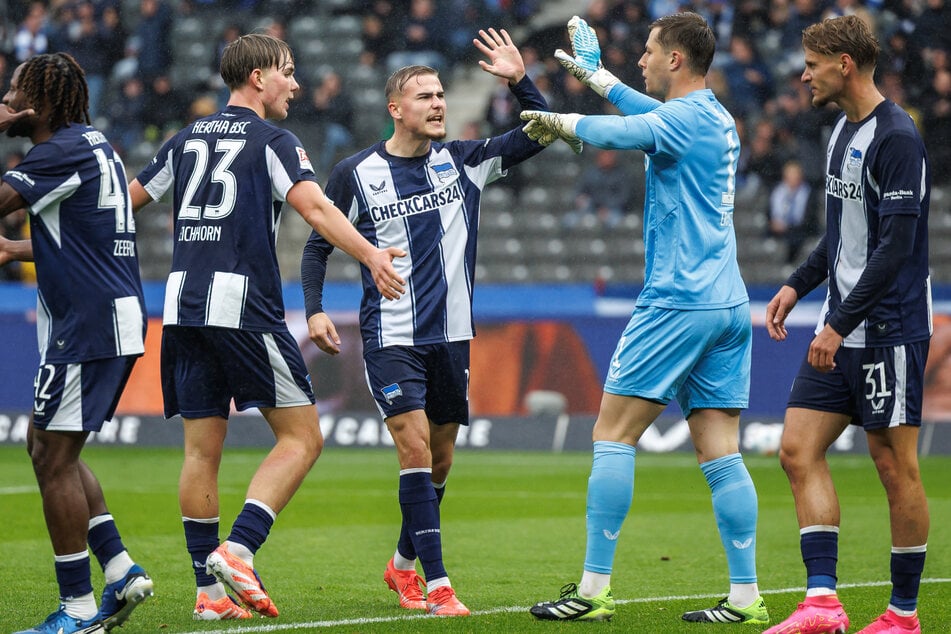 Tjark Ernst (23, 2.v.r.) könnte Hertha dieses Transferfenster wohl noch verlassen. Marten Winkler (23, 3.v.l.) hat seinen Wechselwunsch bereits geäußert.