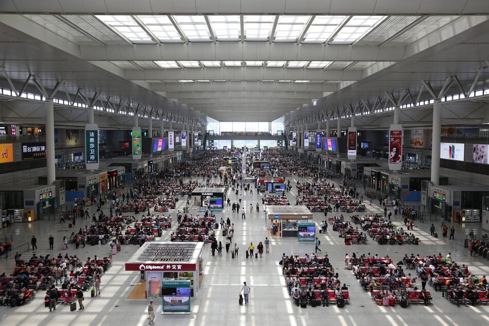 Der Bahnhof ist direkt mit dem nahegelegenen Flughafen verbunden.