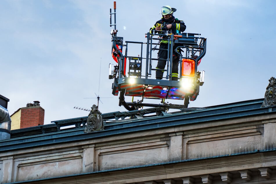 Feuer im Cafe Del Sol in Wiesbaden: Die Öffnung des Dachs wurde zeitweise vorbereitet.