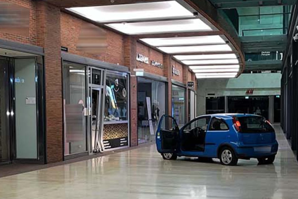 Opel als Rammbock: Chaoten rasen durch Einkaufszentrum