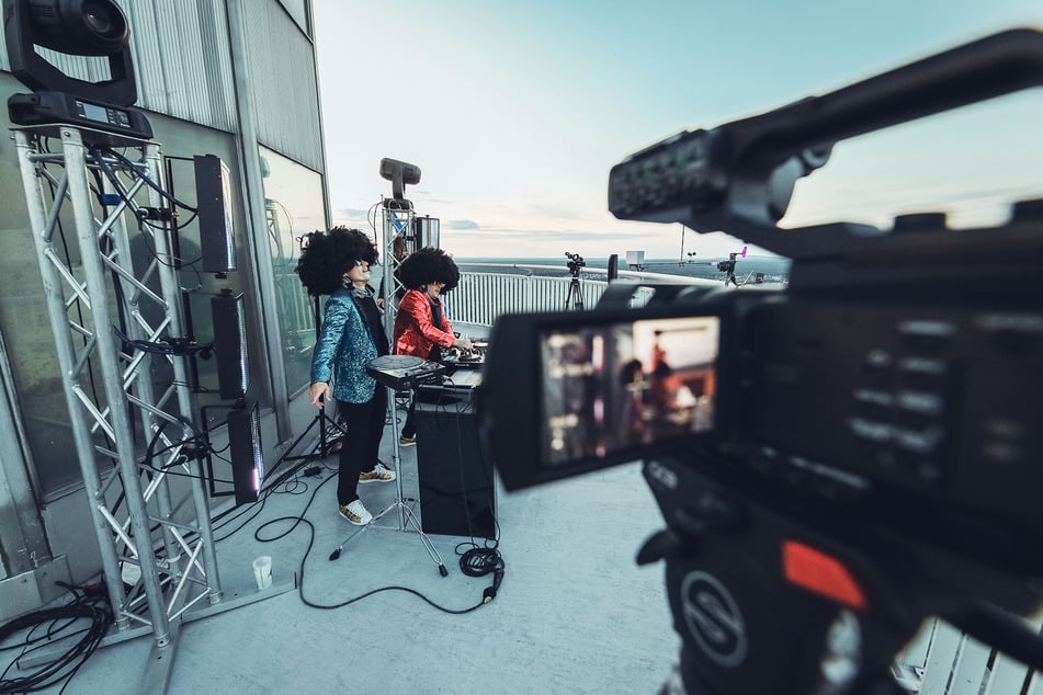 Vier Kameras zeichneten auf, was die beiden DJs machten. Zudem war eine Drohne und eine Zeitraffer-Kamera im Einsatz, die den Sonnenuntergang über der Stadt festhielt.