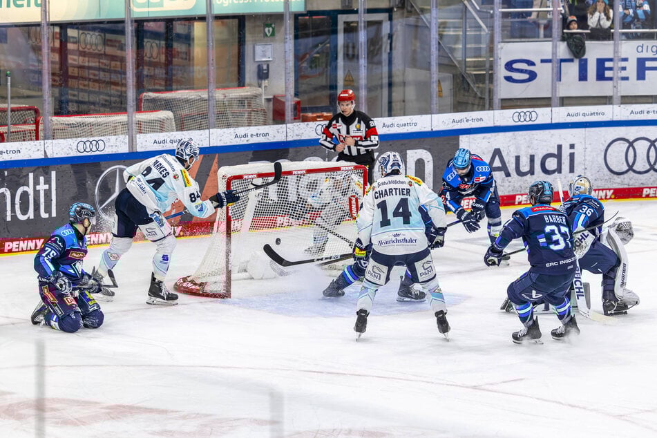 Trevor Parkes (2.v.l.) nagelte hier die Scheibe ins Ingolstädter Tor.