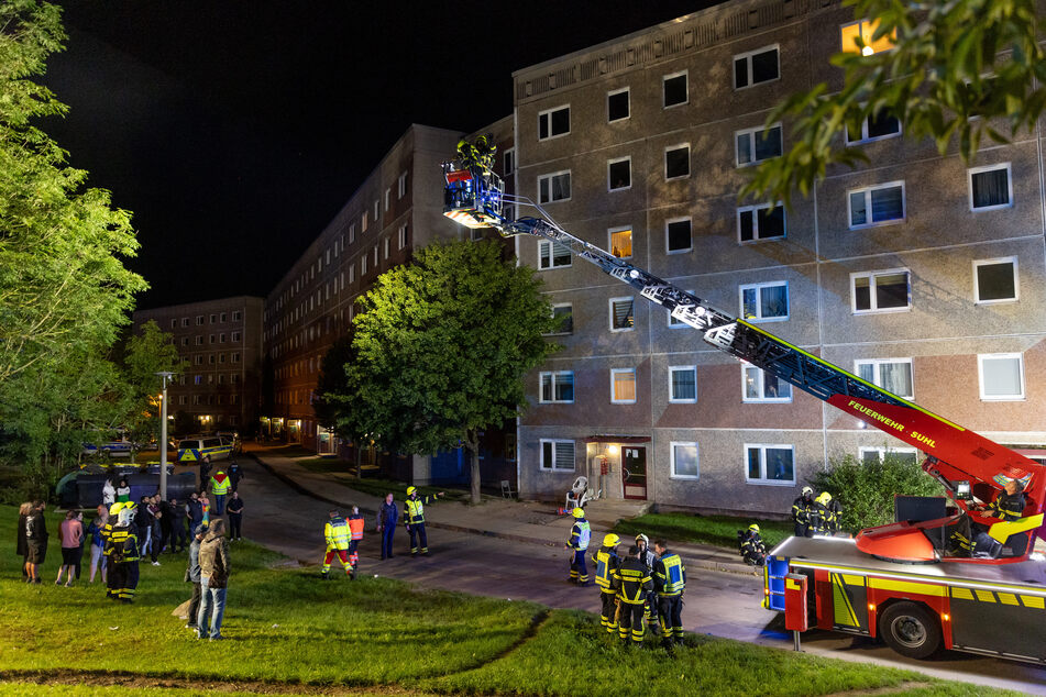 Kellerbrand in Mehrfamilienhaus: Zwei Verletzte! Elf Bewohner von Feuerwehr gerettet