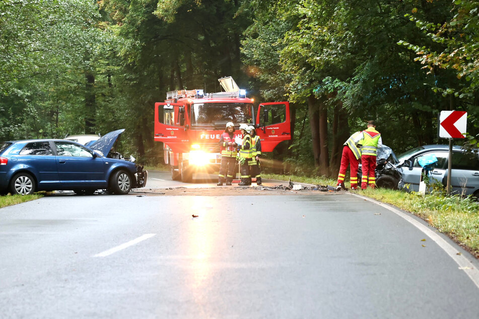 Die Straße der Unfallstelle wurde zeitweilig in beide Richtungen gesperrt.