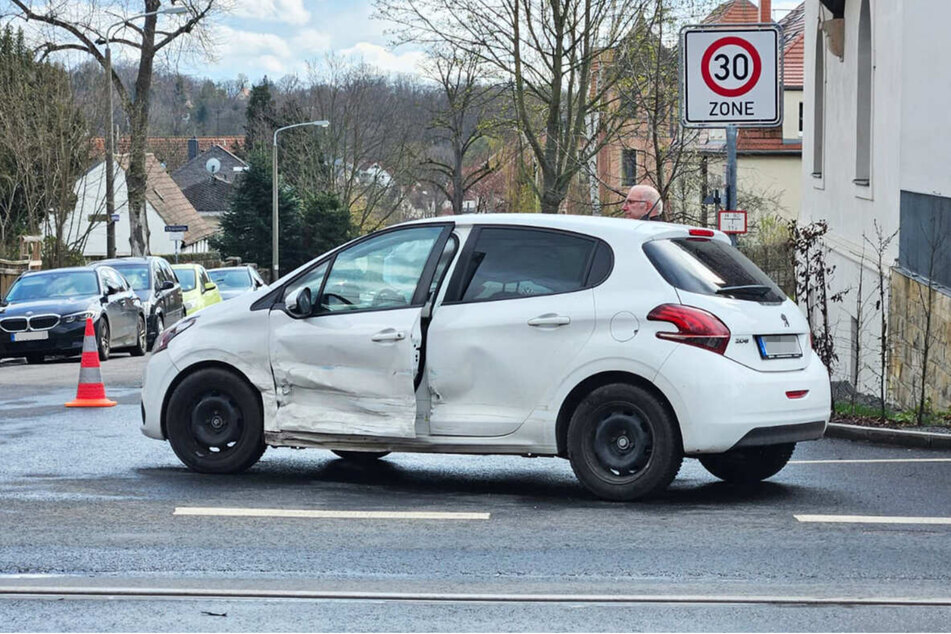 Nach Informationen von der Unfallstelle soll der Peugeot dem Vw die Vorfahrt verwehrt haben. Dann kam es zum Crash.