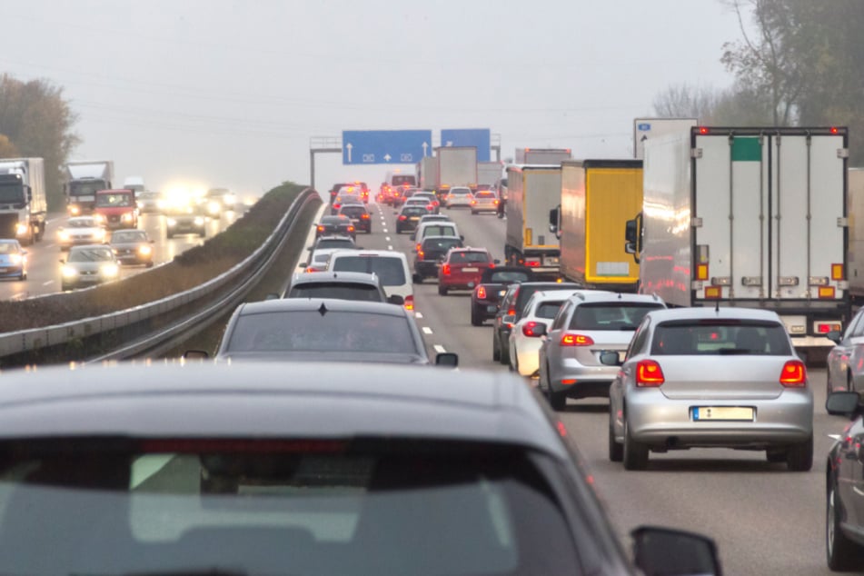 Der Herbsturlaubsverkehr wird laut ADAC vermutlich für zahlreiche Staus und Behinderungen am Wochenende sorgen. (Symbolbild)