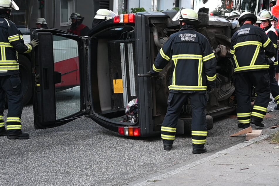 Plötzlich liegt der Volvo quer: Fahrer nach Unfall im Krankenhaus