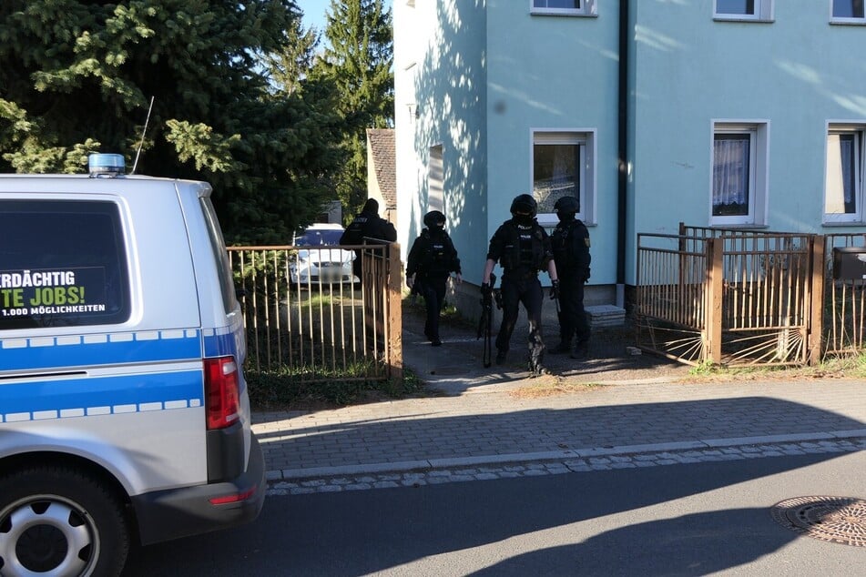 Gegen 17 Uhr gelang es den Beamten schließlich, den 46-Jährigen in Gewahrsam zu nehmen. Er wurde dabei leicht verletzt.