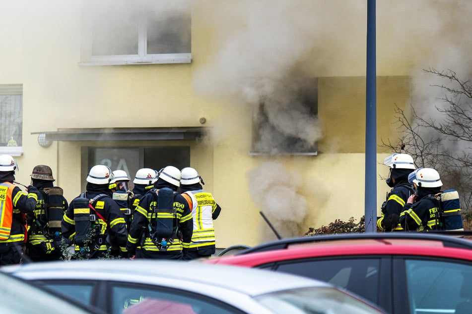 Dichter Rauch stieg aus dem Keller eines Wohnblocks auf, die Feuerwehr hatte Probleme mit der Sicht.