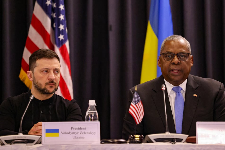 US Defense Secretary Lloyd Austin (r.) has announced new military aid worth $500 million for Kyiv.