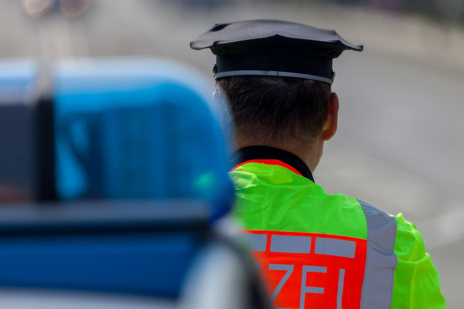 Aggressiver Alkohol-Fahrer knallt gegen Ampel und schlägt einem Polizisten ins Gesicht